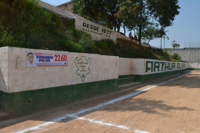 Vista parcial do campo de futebol da A.A. Arthur Alvim